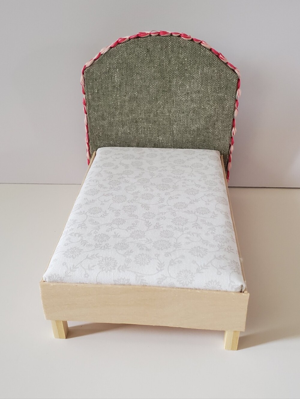 Miniature Dollhouse 1:12 Scale Green Bed Ottoman Floral Maileg - Picture 3 of 5